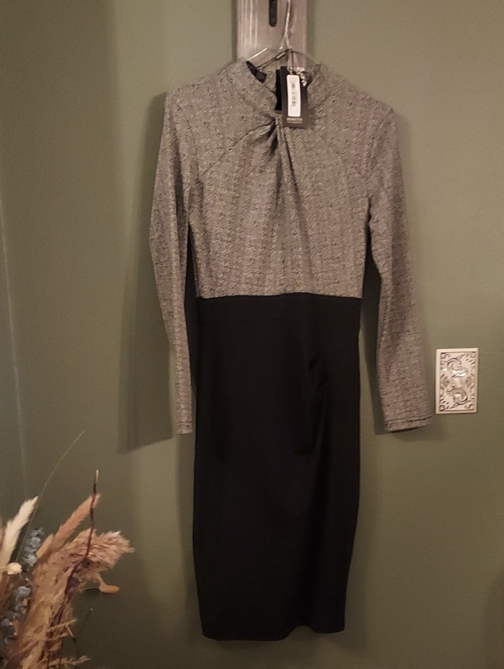 Elegant Two-Tone Gray and Black Long-Sleeve Sheath Dress
